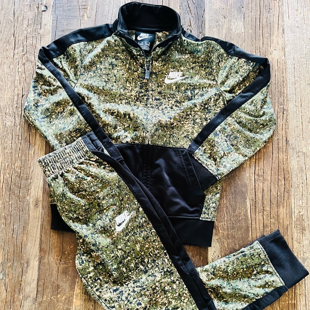 NIKE TRACKSUIT